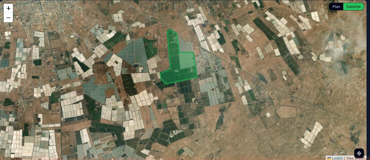 Une parcelle dont le contour est tracé sur la vue satellite, au milieu des serres de la région d'Agadir